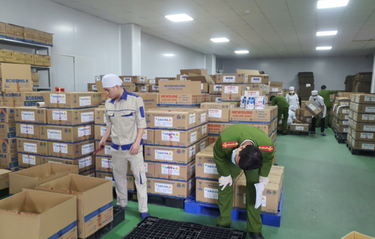 Bộ Công an cùng Bộ Y tế phối hợp xử lý vụ sản xuất sữa giả quy mô lớn