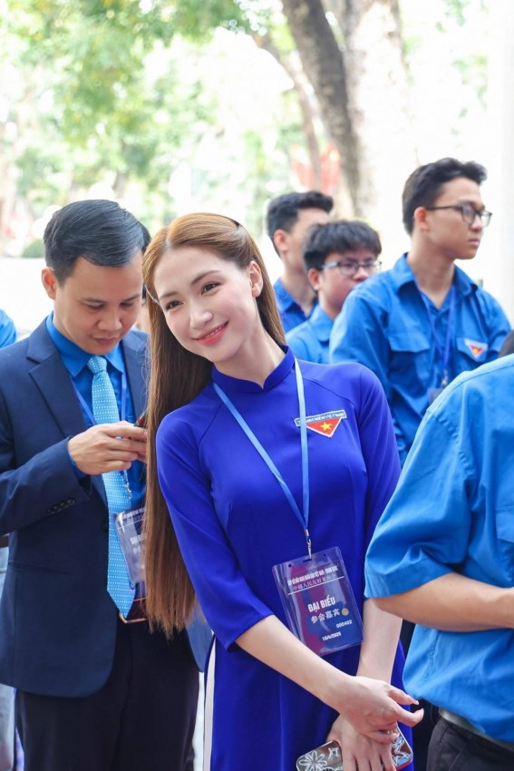 Hòa Minzy là đại biểu trẻ tham dự Liên hoan hữu nghị nhân dân Việt Nam - Trung Quốc