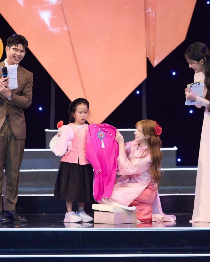 Hòa Minzy là đại biểu trẻ tham dự Liên hoan hữu nghị nhân dân Việt Nam - Trung Quốc