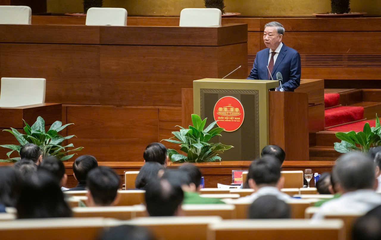 Tổng Bí thư nhấn mạnh tinh gọn bộ máy của hệ thống chính trị, sáp nhập tỉnh, không tổ chức cấp huyện, sáp nhập xã không chỉ đơn thuần là vấn đề điều chỉnh tổ chức bộ máy, địa giới hành chính mà còn là vấn đề điều chỉnh không gian kinh tế, điều chỉnh sự ph