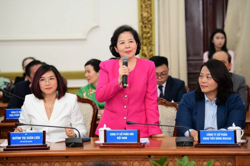 Bà Mai Kiều Liên – CEO Vinamilk – chia sẻ tại buổi Tọa đàm chủ đề “Kiến tạo – Vươn mình” trong khuôn khổ lễ vinh danh.