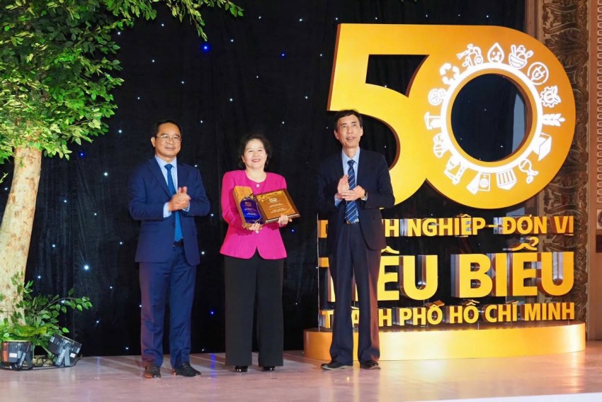Bà Mai Kiều Liên đại diện Vinamilk đón nhân cúp vinh danh Top 50 doanh nghiệp, đơn vị tiêu biểu của TP.HCM từ lãnh đạo Thành phố.