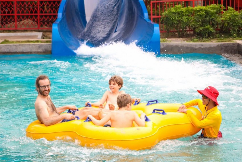 Công viên nước Lốc Xoáy là điểm giải nhiệt yêu thích của du khách tại Hạ Long. Ảnh: Đức Anh