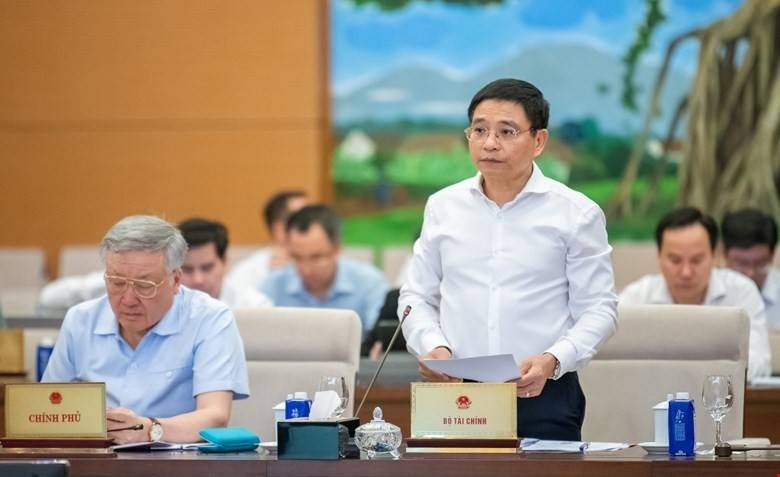 Bộ trưởng Tài chính Nguyễn Văn Thắng  Trình bày tóm tắt tờ trình của Chính phủ.