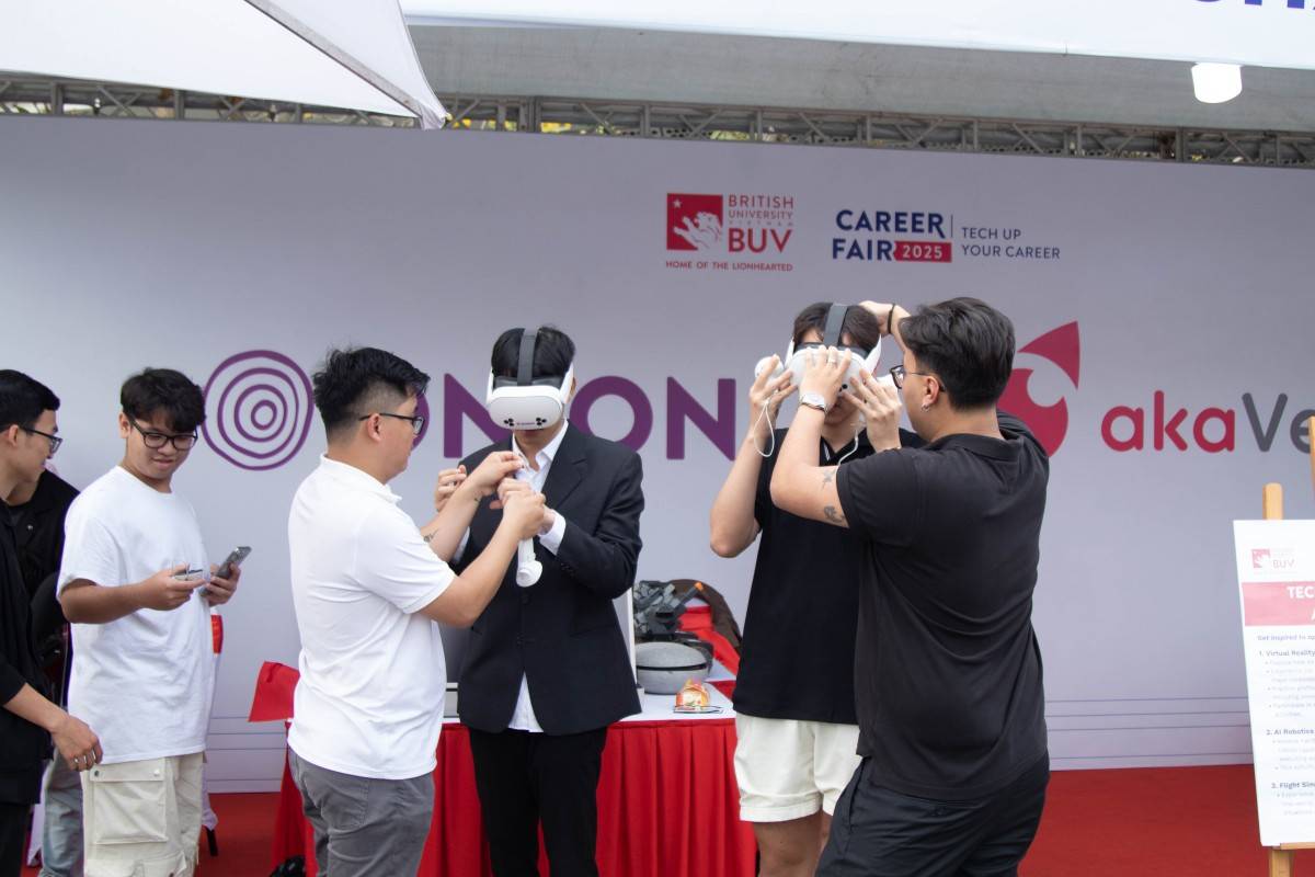 Các bạn sinh viên trải nghiệm không gian ứng dụng công nghệ TechXperience tại sự kiện 