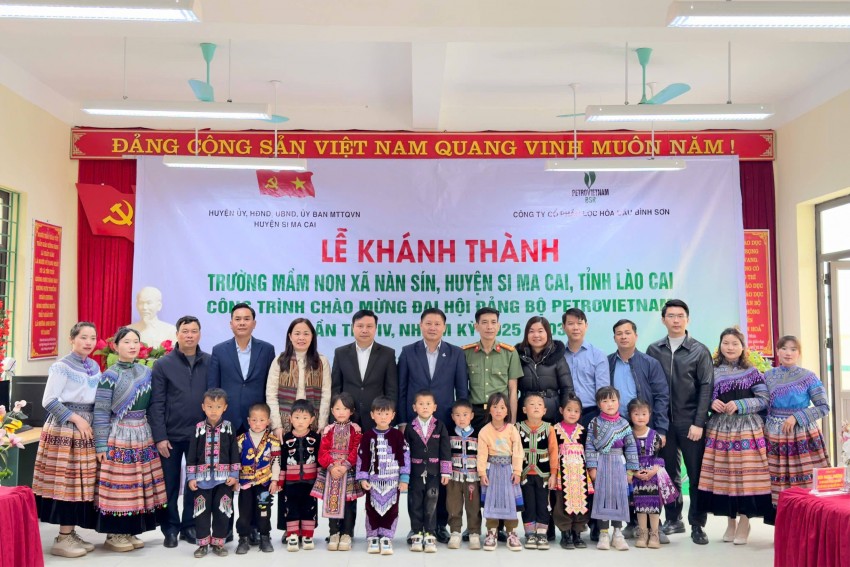 Các đại biểu chụp ảnh lưu niệm với các em học sinh. Lào Cai: Khánh thành công trình giáo dục do BSR tài trợ