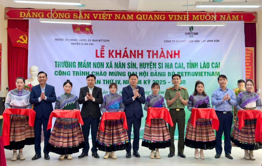 Đại diện chính quyền địa phương và Công ty BSR thực hiện nghi thức cắt băng khánh thành Lào Cai: Khánh thành công trình giáo dục do BSR tài trợ