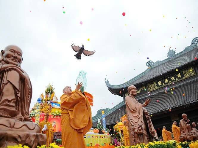 Nghi thức thả chim bồ câu tại Đại lễ Vesak 