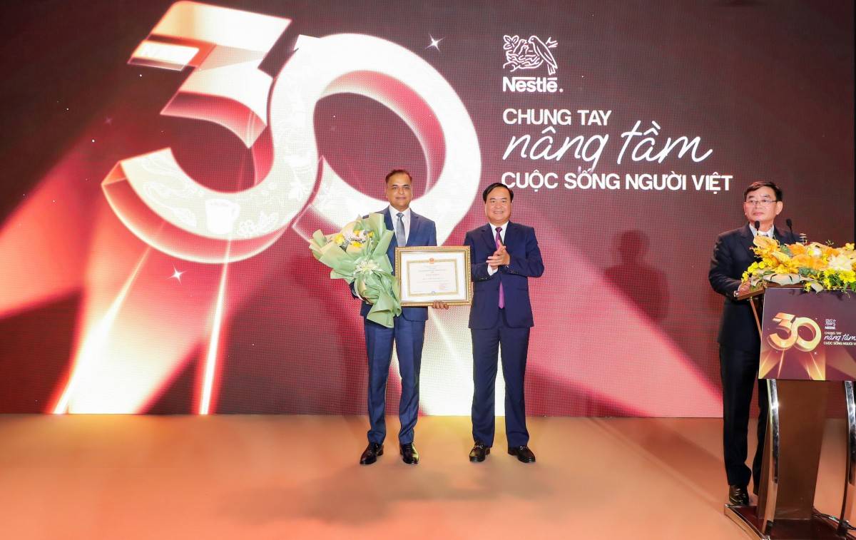 Đại diện Bộ Nông nghiệp và Môi trường trao bằng khen cho Nestlé Việt Nam vì những đóng góp cho sự phát triển nông nghiệp, nông thôn_