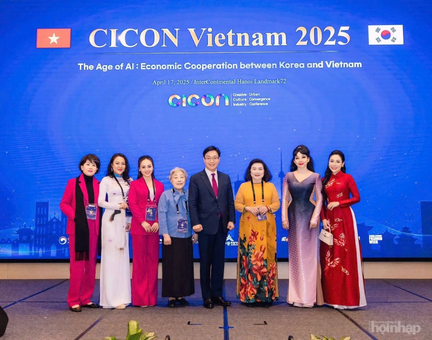 Ông Park Bongku, Chủ tịch CICON chụp ảnh lưu niệm cùng các thành viên IWEC