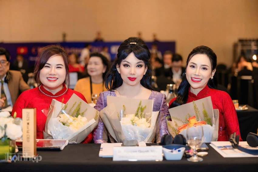 Ban lãng đạo IWEC và Bà Nguyễn Quỳnh Như, Đại sứ CICON tại Việt Nam