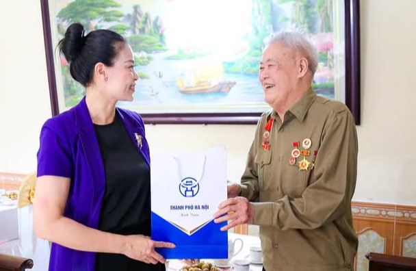 Trình Chủ tịch nước tặng quà hơn 1,6 triệu người có công nhân dịp 30/4 và 2/9 Trình Chủ tịch nước tặng quà hơn 1,6 triệu người có công nhân dịp 30/4 và 2/9
