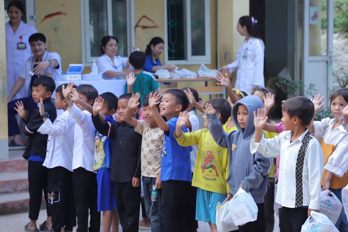 Tổng ông ty CP Hợp Lực tặng quà, khám sức khỏe và cung cấp thuốc miễn phí cho học sinh nghèo huyện Mường Lát (Thanh Hóa)