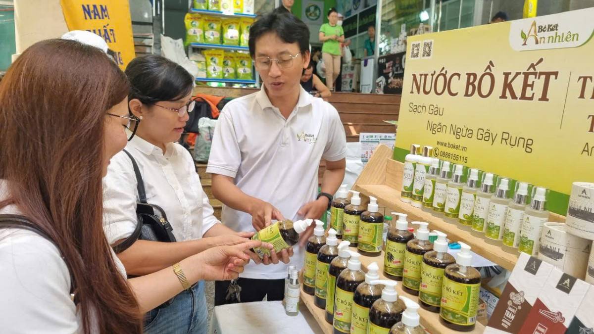 Giảng viên cao đẳng Việt vượt trăm cây số gánh đặc sản quê nhà lên phố Giảng viên cao đẳng Việt vượt trăm cây số gánh đặc sản quê nhà lên phố