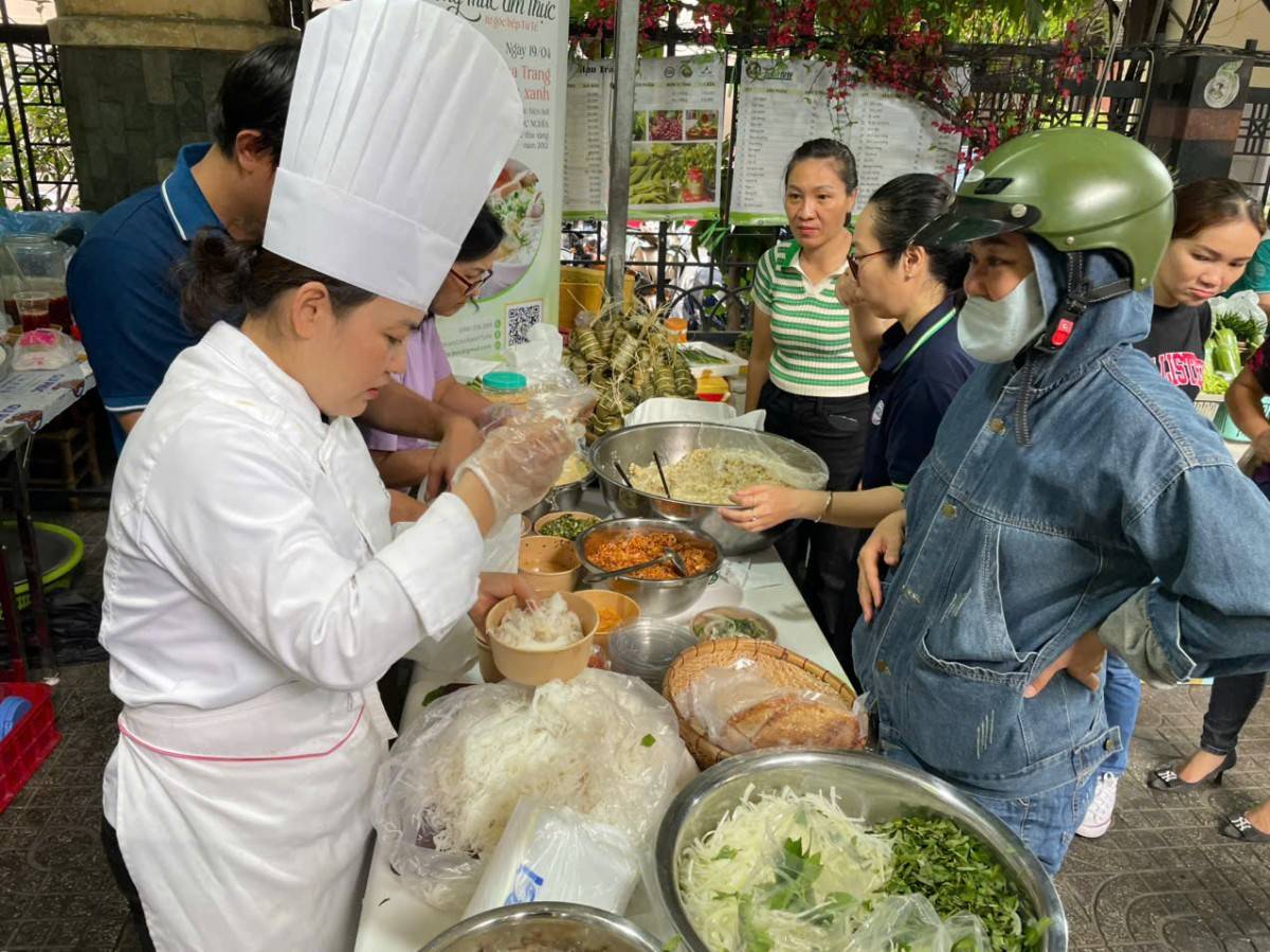 Giảng viên cao đẳng Việt vượt trăm cây số gánh đặc sản quê nhà lên phố Giảng viên cao đẳng Việt vượt trăm cây số gánh đặc sản quê nhà lên phố