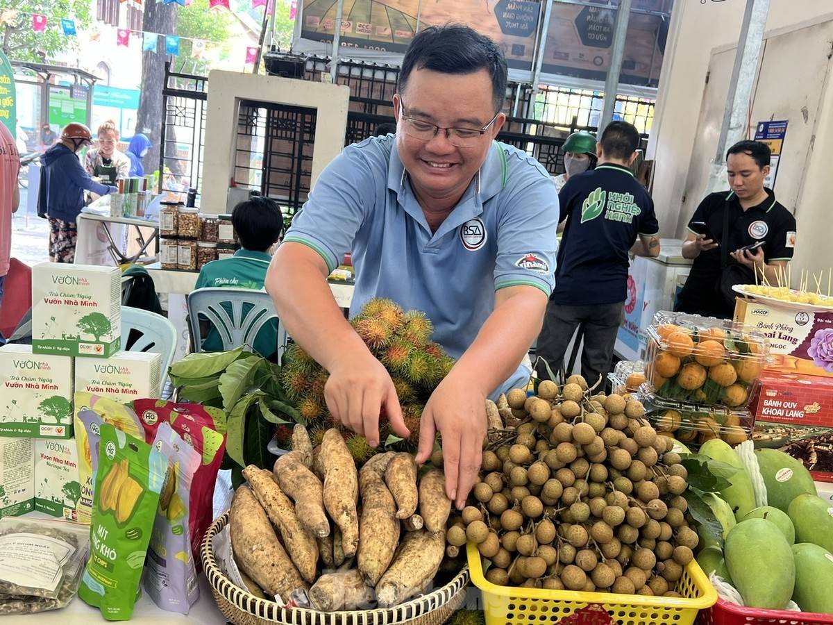 Giảng viên cao đẳng Việt vượt trăm cây số gánh đặc sản quê nhà lên phố Giảng viên cao đẳng Việt vượt trăm cây số gánh đặc sản quê nhà lên phố