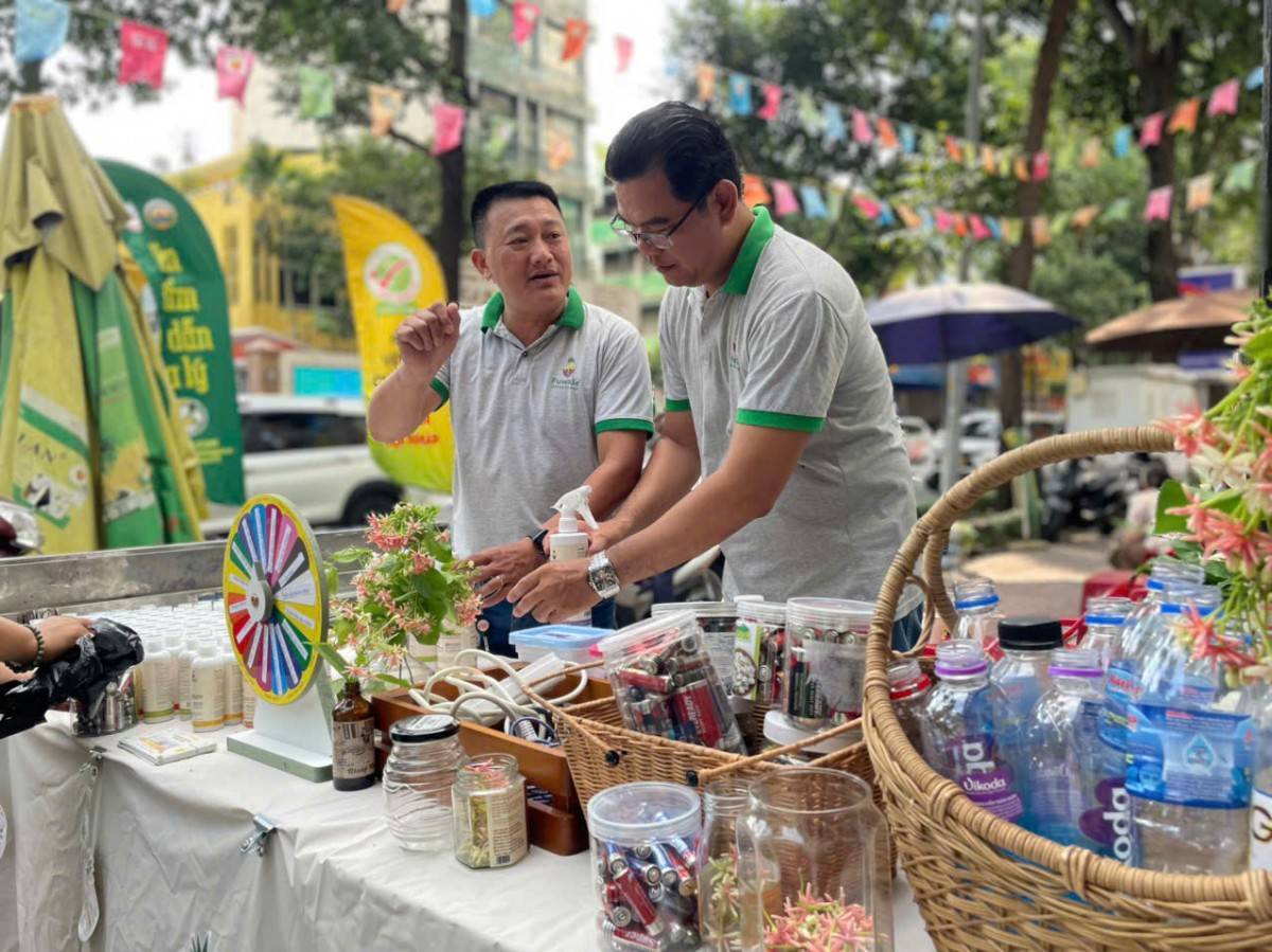 Giảng viên cao đẳng Việt vượt trăm cây số gánh đặc sản quê nhà lên phố Giảng viên cao đẳng Việt vượt trăm cây số gánh đặc sản quê nhà lên phố