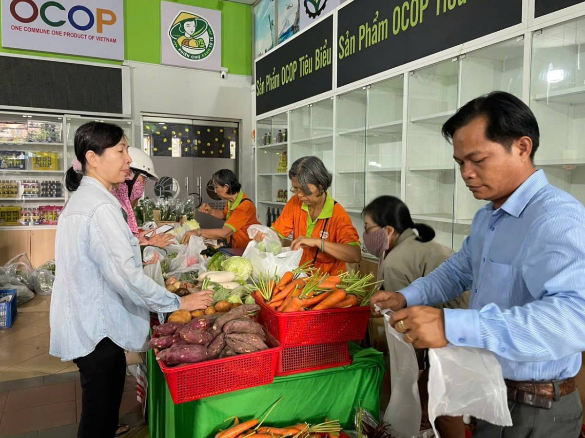 Giảng viên cao đẳng Việt vượt trăm cây số gánh đặc sản quê nhà lên phố Giảng viên cao đẳng Việt vượt trăm cây số gánh đặc sản quê nhà lên phố