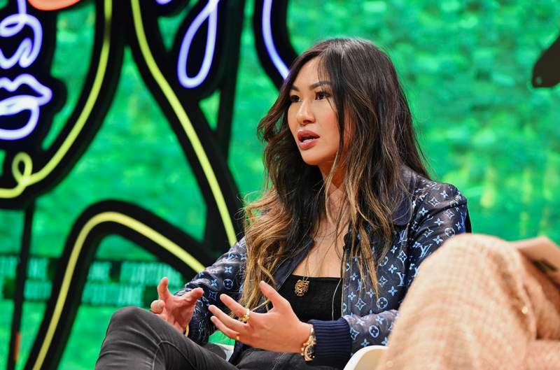 Chân dung Lucy Guo - Nữ tỷ phú tự thân vừa 'soán ngôi' Taylor Swift