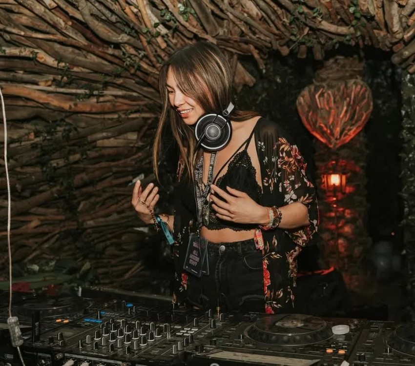 Chân dung Lucy Guo - Nữ tỷ phú tự thân vừa 'soán ngôi' Taylor Swift