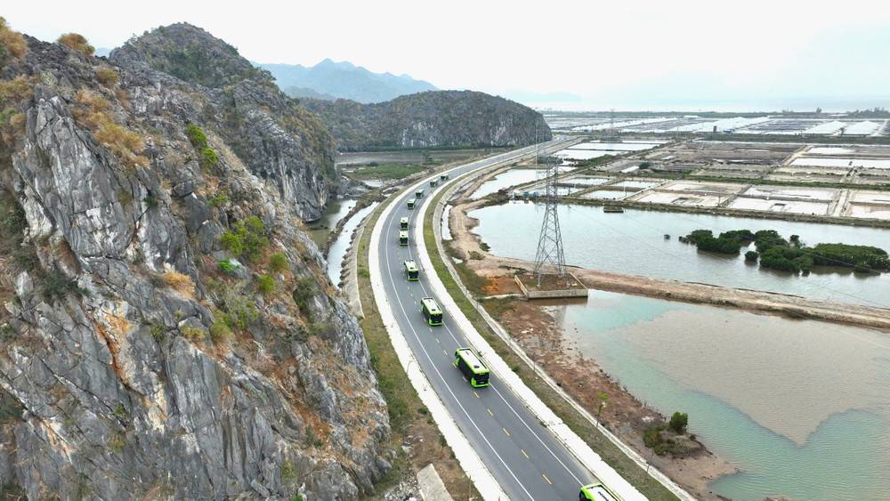 Du khách khi tham quan tại đảo Cát Bà sẽ được đi xe điện miễn phí Du khách khi tham quan tại đảo Cát Bà sẽ được đi xe điện miễn phí
