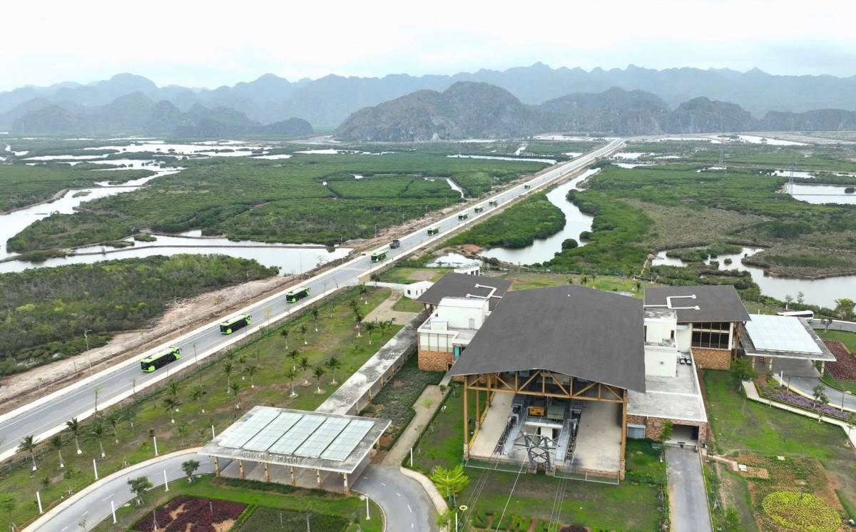 Hệ thống xe điện, xe buggy điện không chỉ giải quyết bài toán giao thông trên đảo mà còn từng bước xác lập và củng cố hình ảnh đảo Ngọc xanh, sinh thái, không khí thải carbon. Hệ thống xe điện, xe buggy điện không chỉ giải quyết bài toán giao thông trên đảo mà còn từng bước xác lập và củng cố hình ảnh đảo Ngọc xanh, sinh thái, không khí thải carbon.