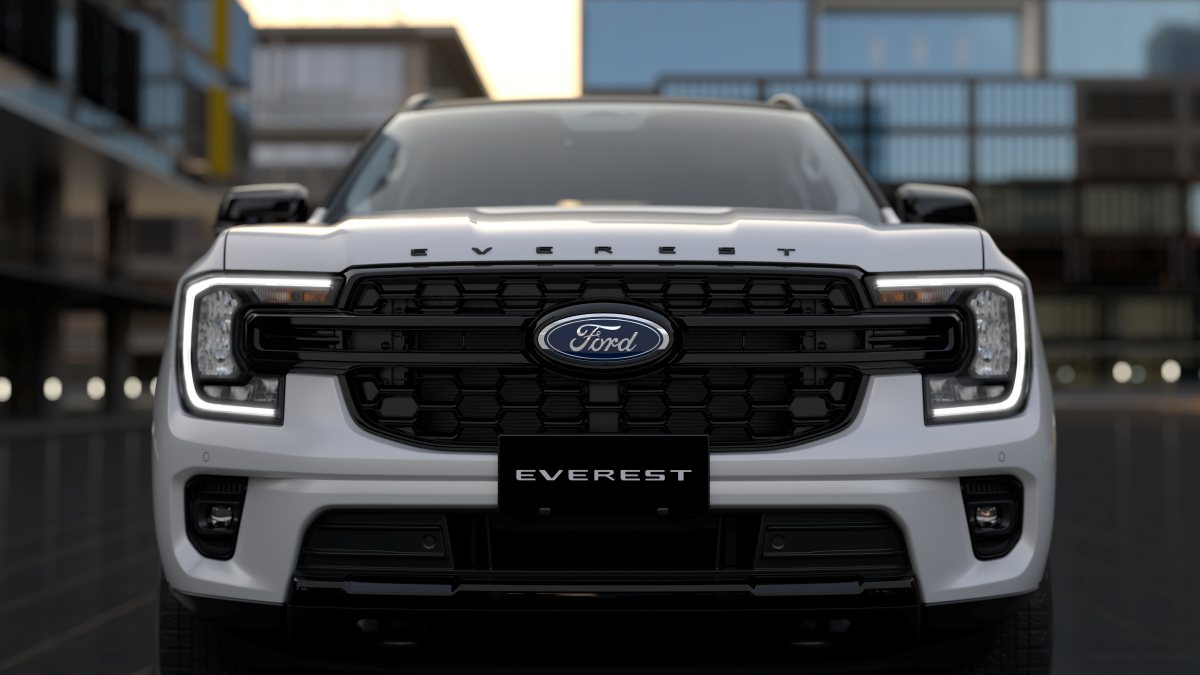 Ford Everest Sport phiên bản đặc biệt được giới thiệu với màu trắng tuyết, ngoài ra Everest Sport còn có phiên bản tiêu chuẩn với màu ngoại thất đen. 