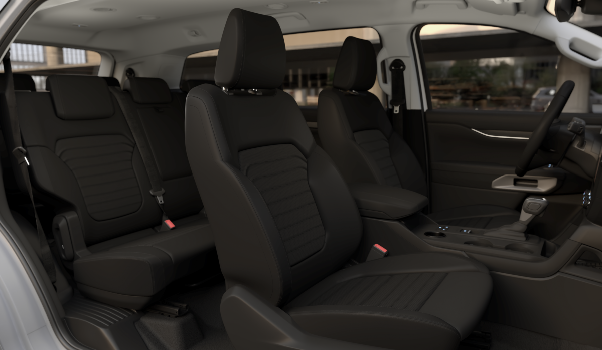 Ford Everest Sport gây ấn tượng mạnh mẽ với gói trang bị ngoại thất màu đen thể thao.