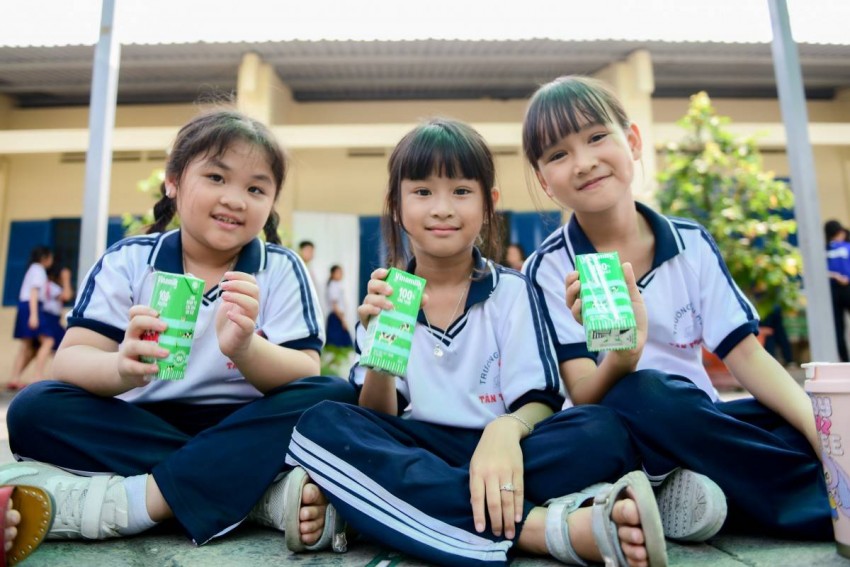 Nụ cười đáng yêu của các em học sinh “vùng đất thép” trong ngày Quỹ sữa đến thăm (Ảnh: Nam Anh).