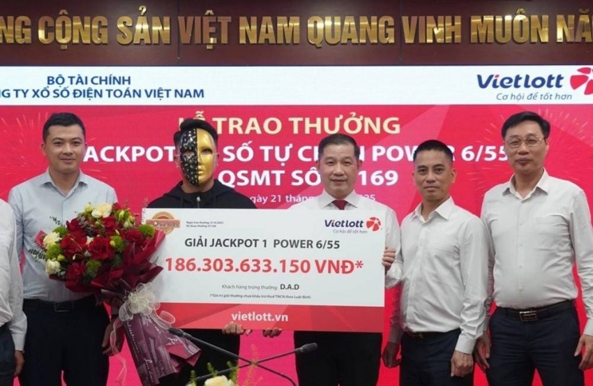Vietlott trao giải độc đắc hơn 186 tỷ đồng cho nam thanh niên Gen Z ở Bình Dương - Ảnh: Vietlott Vietlott trao giải độc đắc hơn 186 tỷ đồng cho nam thanh niên Gen Z ở Bình Dương - Ảnh: Vietlott