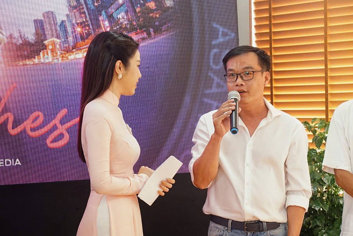 Nhiếp ảnh gia Cao Kỳ Nhân giao lưu cùng báo chí. Nhiếp ảnh gia Cao Kỳ Nhân giao lưu cùng báo chí.