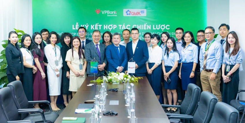 Các đại biểu cùng chụp ảnh lưu niệm