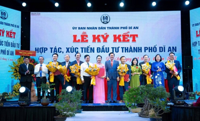 Bà Đặng Thị Kim Oanh (áo hồng) – Chủ tịch HĐQT, Tổng giám đốc Kim Oanh Group – nhận hoa chúc mừng từ lãnh đạo thành phố Dĩ An sau nghi thức ký kết biên bản ghi nhớ về phát triển dự án nhà ở xã hội tại phường Bình Thắng.
