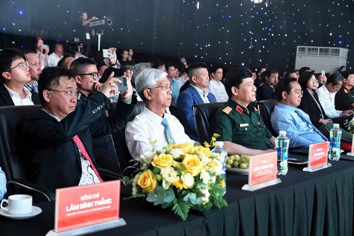 Trung tâm dữ liệu quy mô siêu cấp tại Củ Chi không chỉ mang ý nghĩa chiến lược đối với Viettel mà còn tạo động lực mạnh mẽ cho Thành phố trong phát triển hạ tầng số Trung tâm dữ liệu quy mô siêu cấp tại Củ Chi không chỉ mang ý nghĩa chiến lược đối với Viettel mà còn tạo động lực mạnh mẽ cho Thành phố trong phát triển hạ tầng số