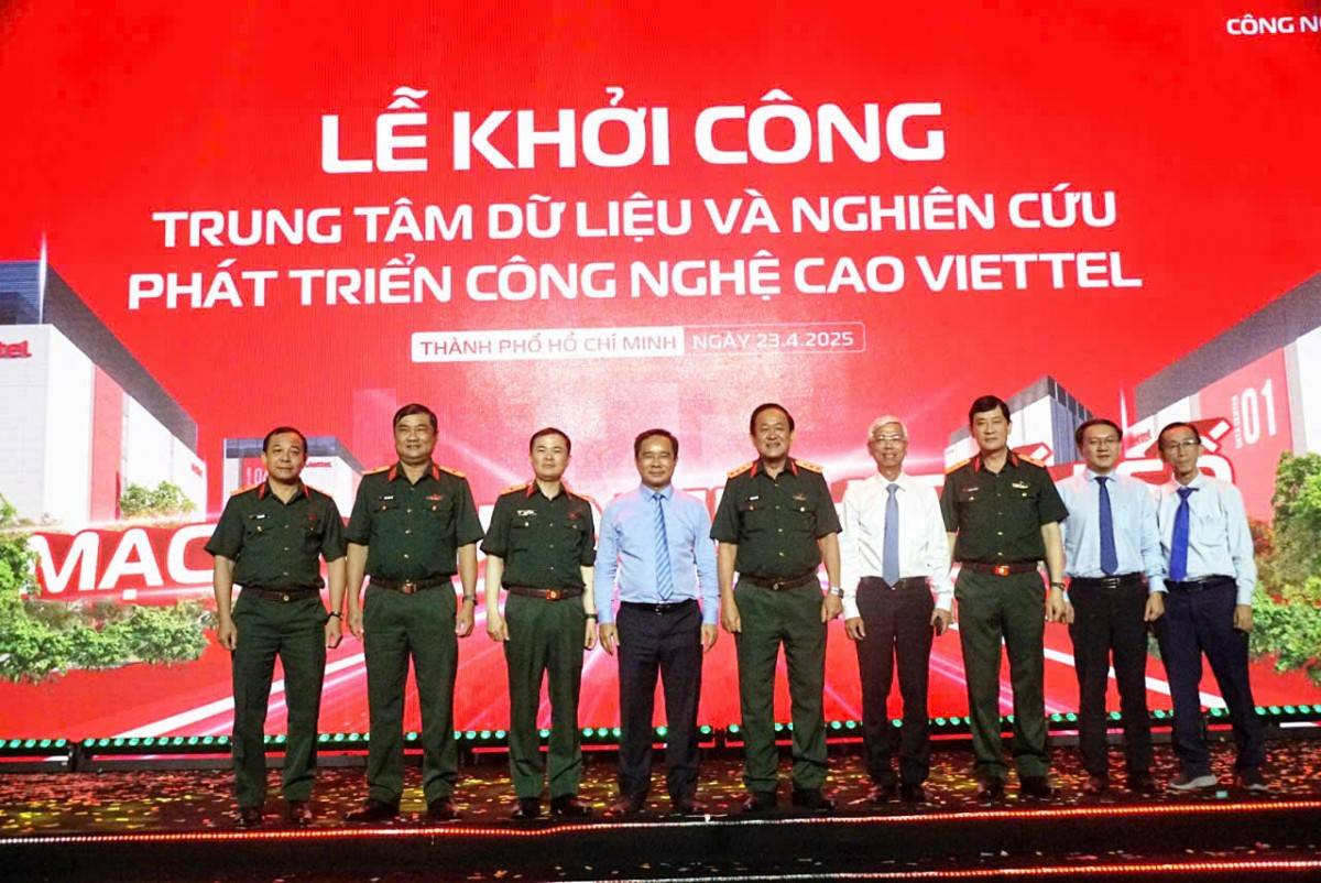 Các lãnh đạo chụp ảnh kỷ niệm tại sự kiện. Các lãnh đạo chụp ảnh kỷ niệm tại sự kiện.