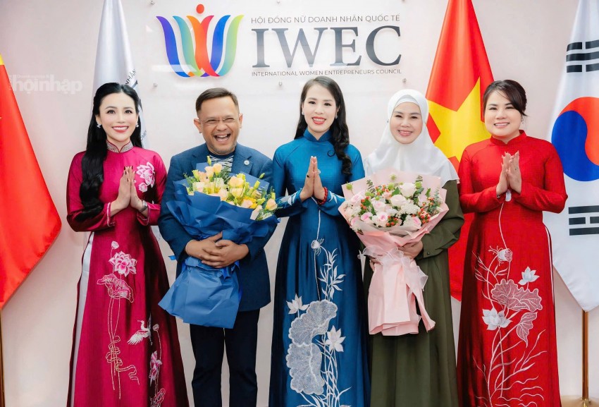 Ban lãnh đạo IWEC tặng hoa cho các diễn giả