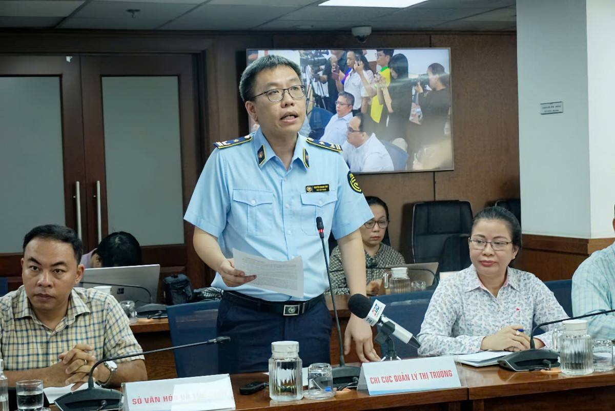 ông Nguyễn Quang Huy - Phó Chi Cục trưởng Chi cục QLTT TP. Hồ Chí Minh thông tin đến báo chí trong cuộc họp báo