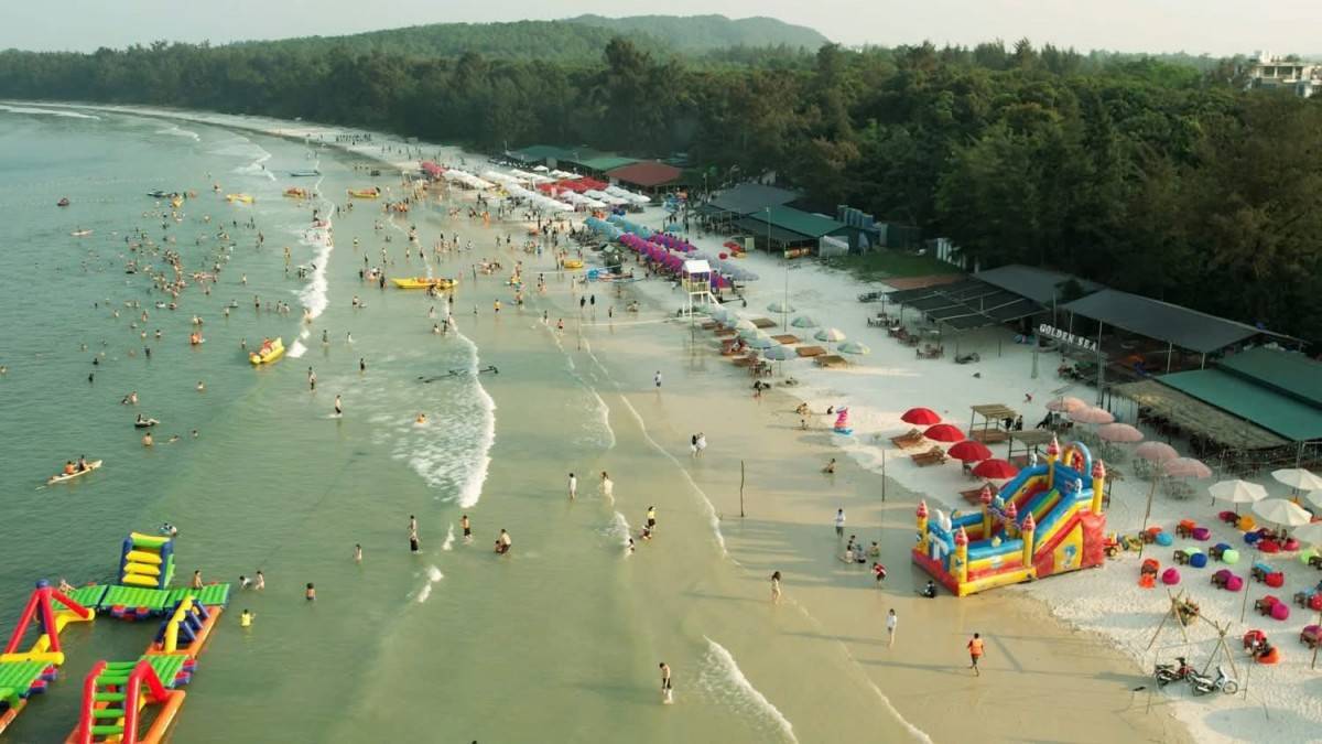 Lễ hội Du lịch biển Vân Đồn với chủ đề “Khúc tình ca của biển” tại bãi biển thôn Ninh Hải, xã Minh Châu