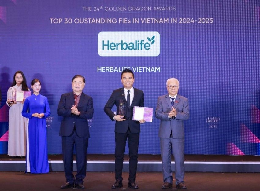 Đại diện Herbalife Việt Nam vinh dự nhận Giải Thưởng Rồng Vàng 2025