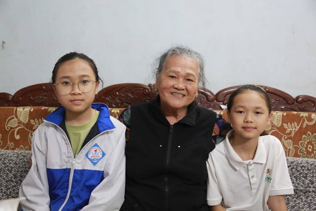 Anh hùng Ngô thị Tuyển kể câu chuyện lịch sử của 60 năm về trước cho các cháu học sinh nghe