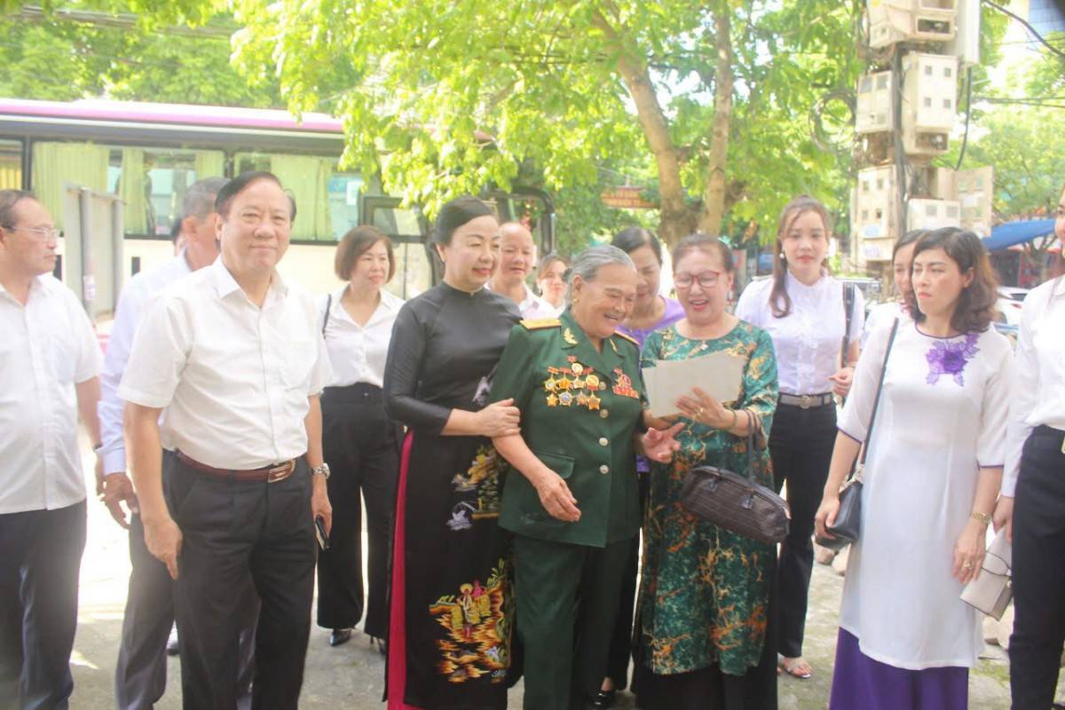 Đoàn Hiệp hội Doanh nghiệp tỉnh Thanh Hóa đến thăm và trò chuyện với Anh hùng Ngô Thị Tuyển