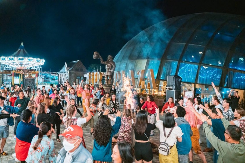Không gian bên ngoài Beer Plaza thường diễn ra các minishow, gameshow hoặc các màn trình diễn nghệ thuật, đốt lửa trại Ba Na By Night