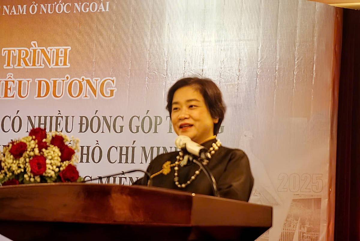 bà Trần Tuệ Tri - kiều bào Singapore 