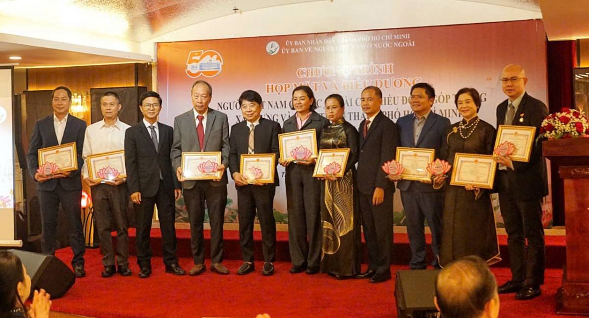 Ủy ban về người Việt Nam ở nước ngoài TP. Hồ Chí Minh trân trọng biểu dương và tặng giấy khen cho 50 cá nhân người Việt Nam ở nước ngoài có nhiều đóng góp trong công cuộc xây dựng và phát triển thành phố trong 50 năm qua.