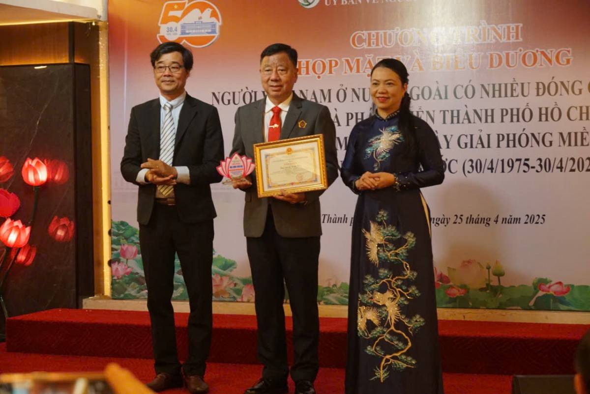 Trao giấy khen cho các kiều bào tiêu biểu.