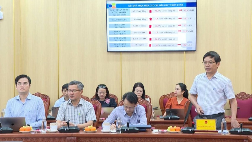 Lãnh đạo Ban Quản lý KKT Dung Quất và các Khu công nghiệp Quảng Ngãi báo cáo tại buổi làm việc Lãnh đạo Ban Quản lý KKT Dung Quất và các Khu công nghiệp Quảng Ngãi báo cáo tại buổi làm việc