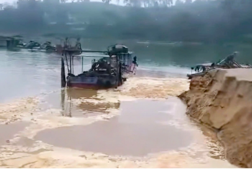 Hoạt động khai thác cát trên địa bàn xã Đồng Văn, huyện Thanh Chương (Nghệ An)