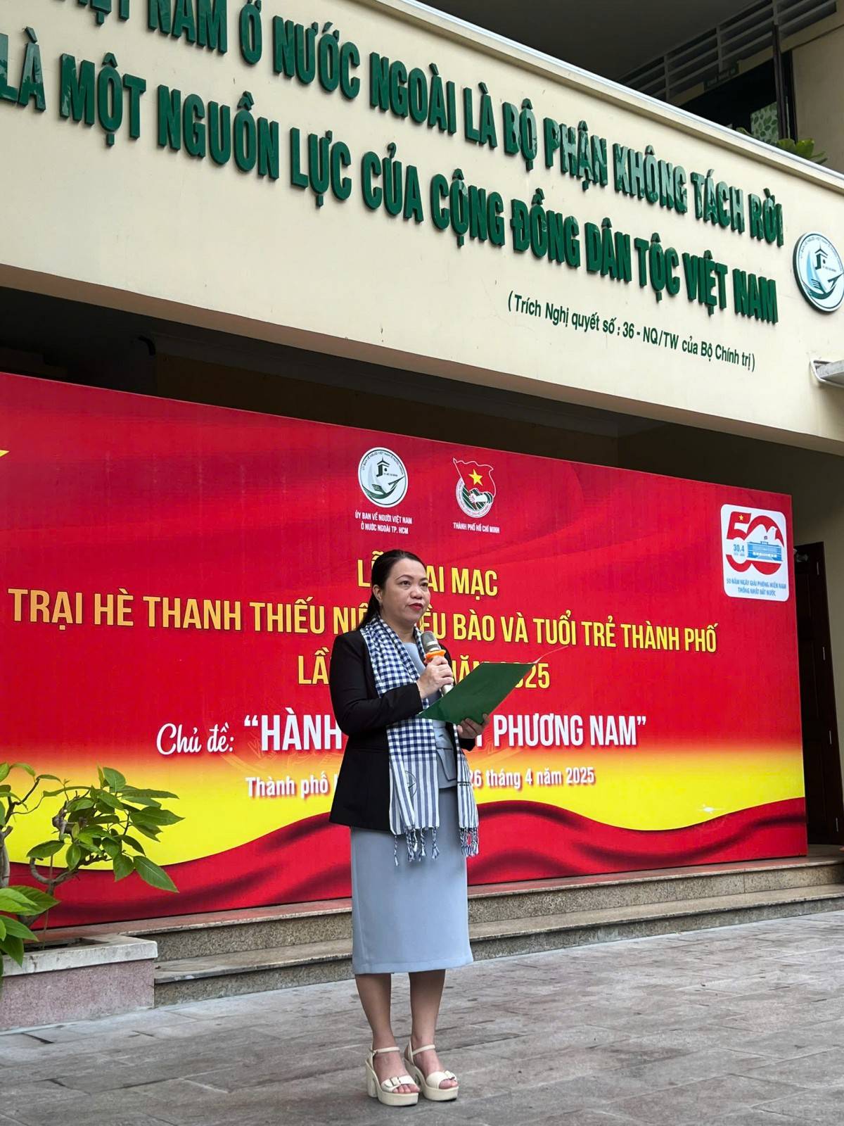 bà Vũ Thị Huỳnh Mai - Chủ nhiệm Ủy ban về người Việt Nam ở nước ngoài TP. Hồ Chí Minh bà Vũ Thị Huỳnh Mai - Chủ nhiệm Ủy ban về người Việt Nam ở nước ngoài TP. Hồ Chí Minh