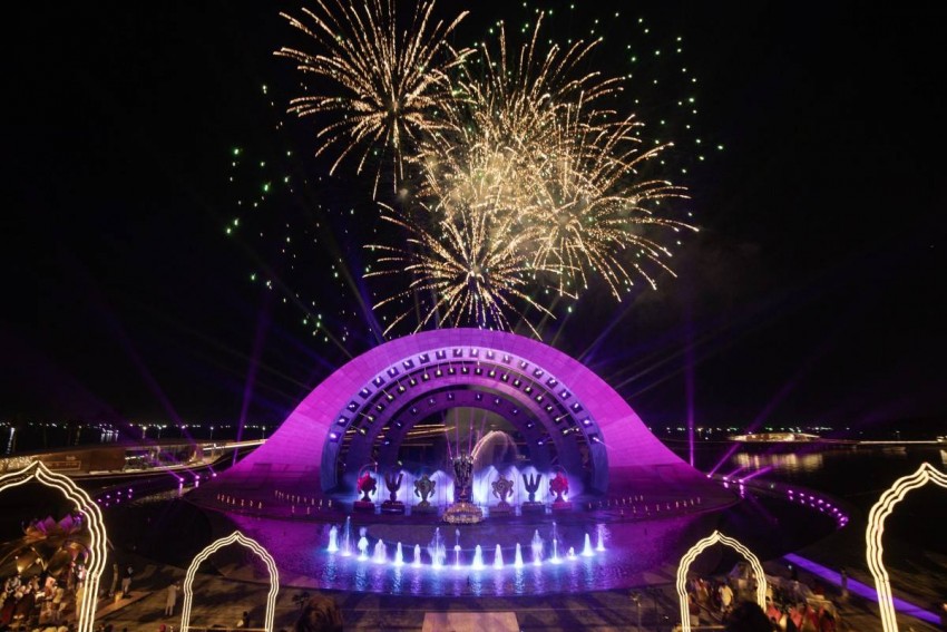 Đám cưới xa hoa của cặp đôi tỷ phú Ấn Độ tổ chức tại sân khấu đạt kỷ lục Guinness của show diễn Kiss of the Sea làm trầm trồ mọi khách mời