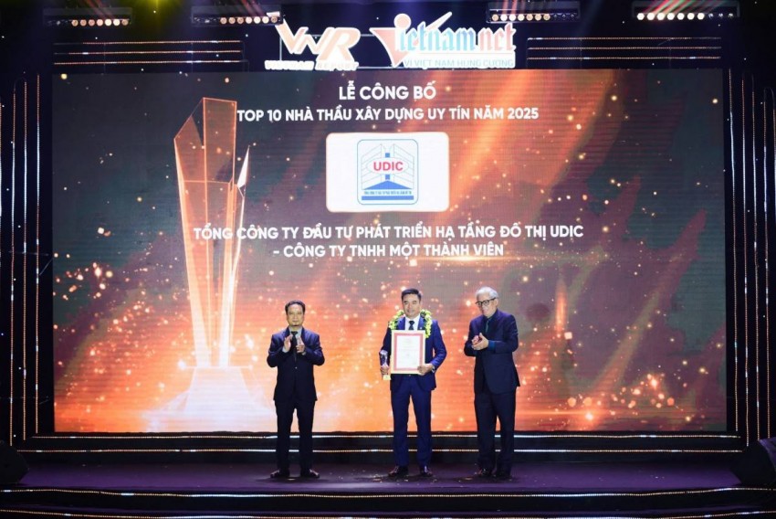 Ông Đỗ Tiến Lợi - Phó Tổng Giám đốc Tổng công ty UDIC vinh dự nhận Cúp và Giấy chứng nhận từ BTC